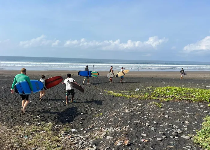 Ayolah Surf House And Surf Camp ホームステイ Jembrana